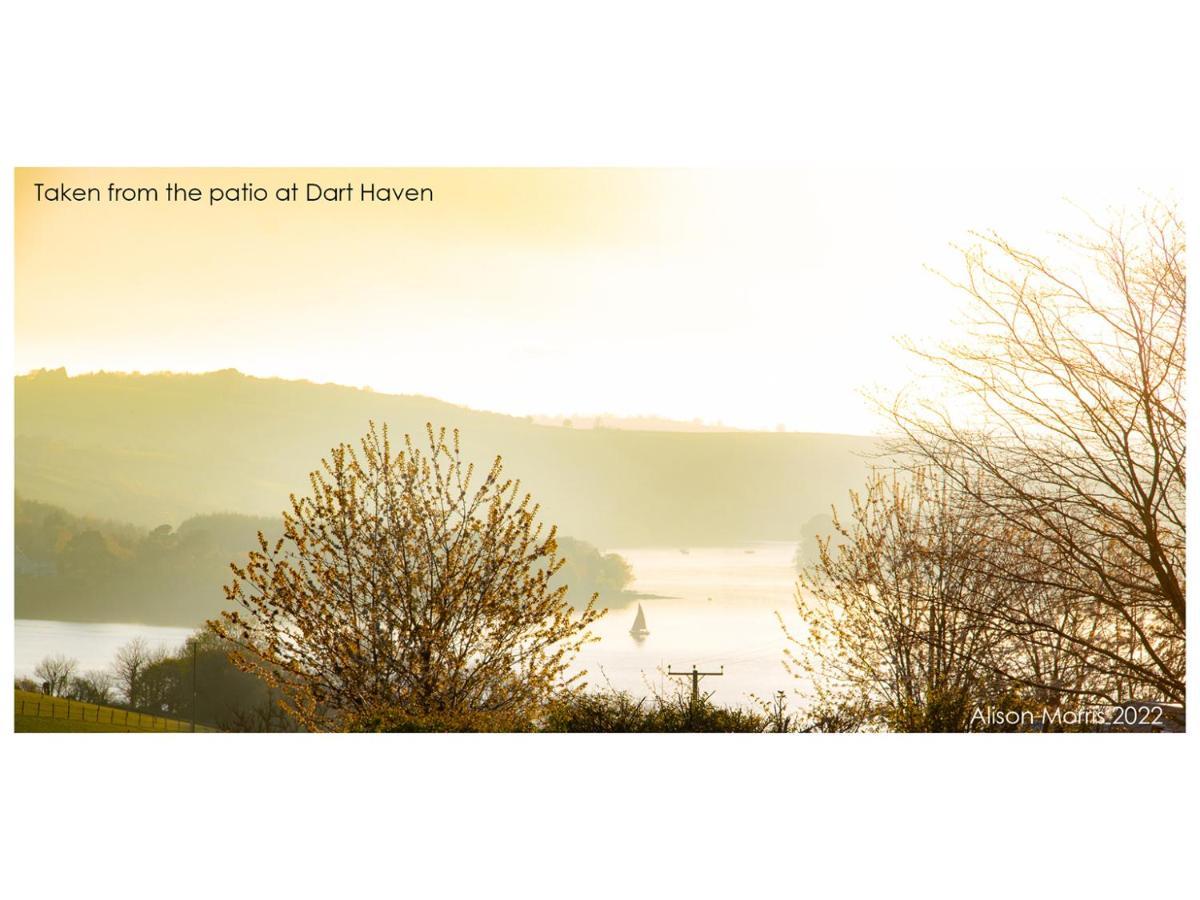 Dart Haven - Cheerful Holiday Bungalow In Galmpton Exterior photo